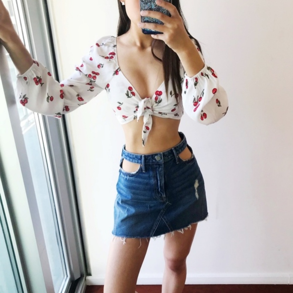 Long Sleeved Cherry Printed Cropped Blouse - Picture 4 of 8